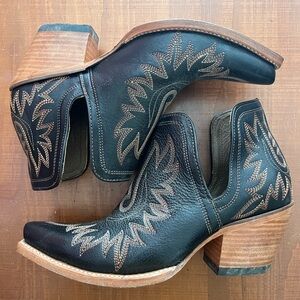 Ariat Dixon’s size 9.5B